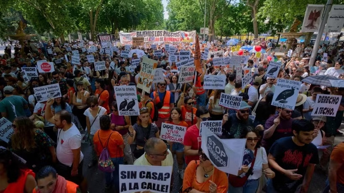 Người dân tham gia cuộc biểu tình ở Madrid, Tây Ban Nha, ngày 24/5. (Nguồn: AP)