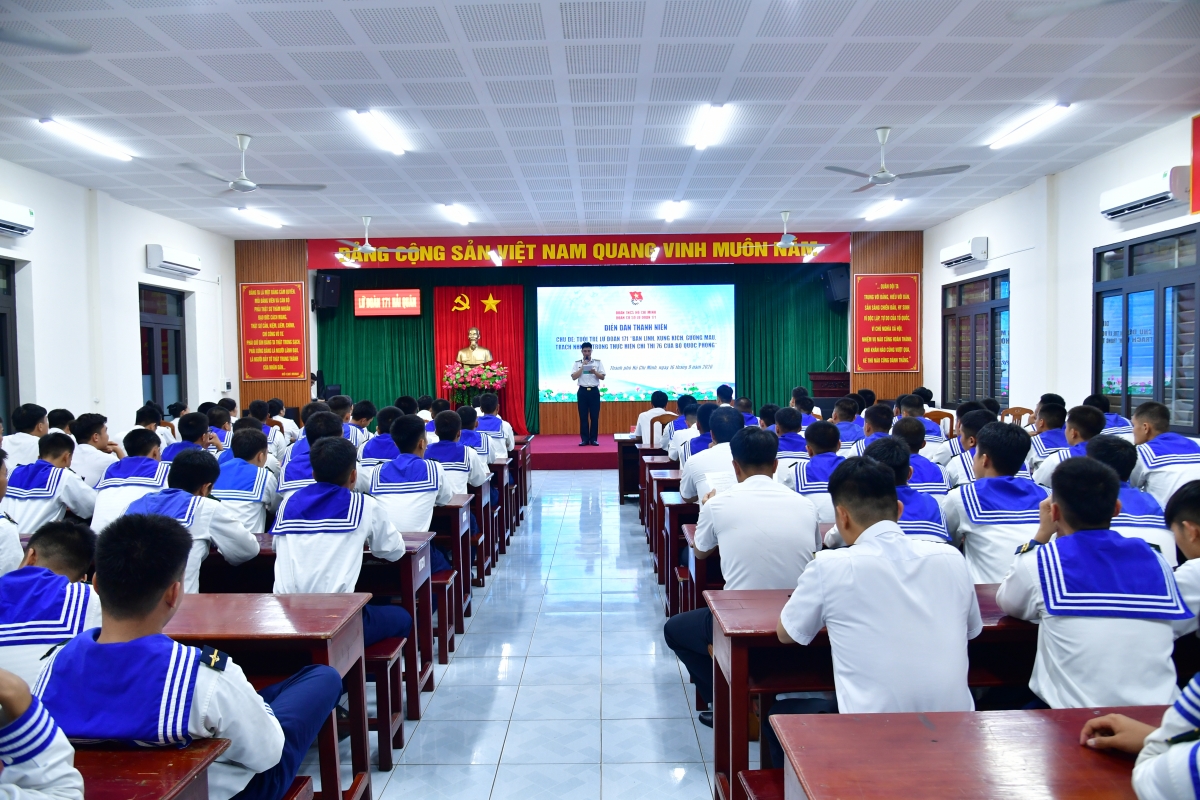  Quang cảnh chương trình diễn đàn thanh niên