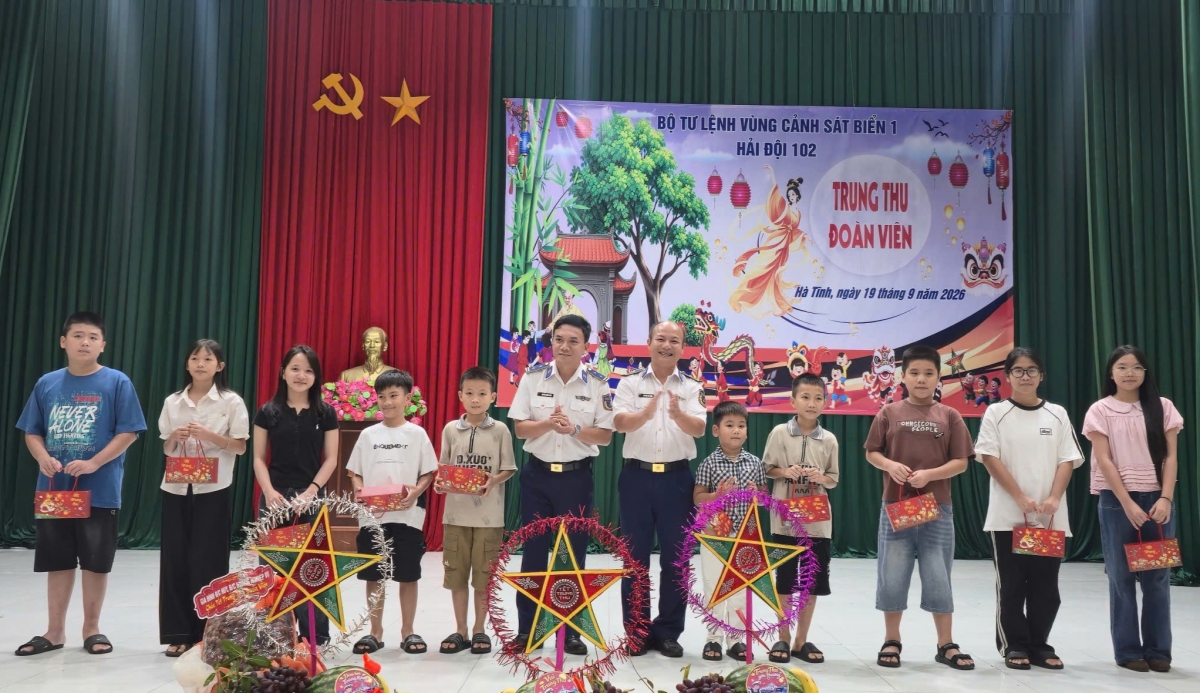 Đại diện Chỉ huy Hải đội 102 trao quà Trung thu tặng các cháu thiếu nhi