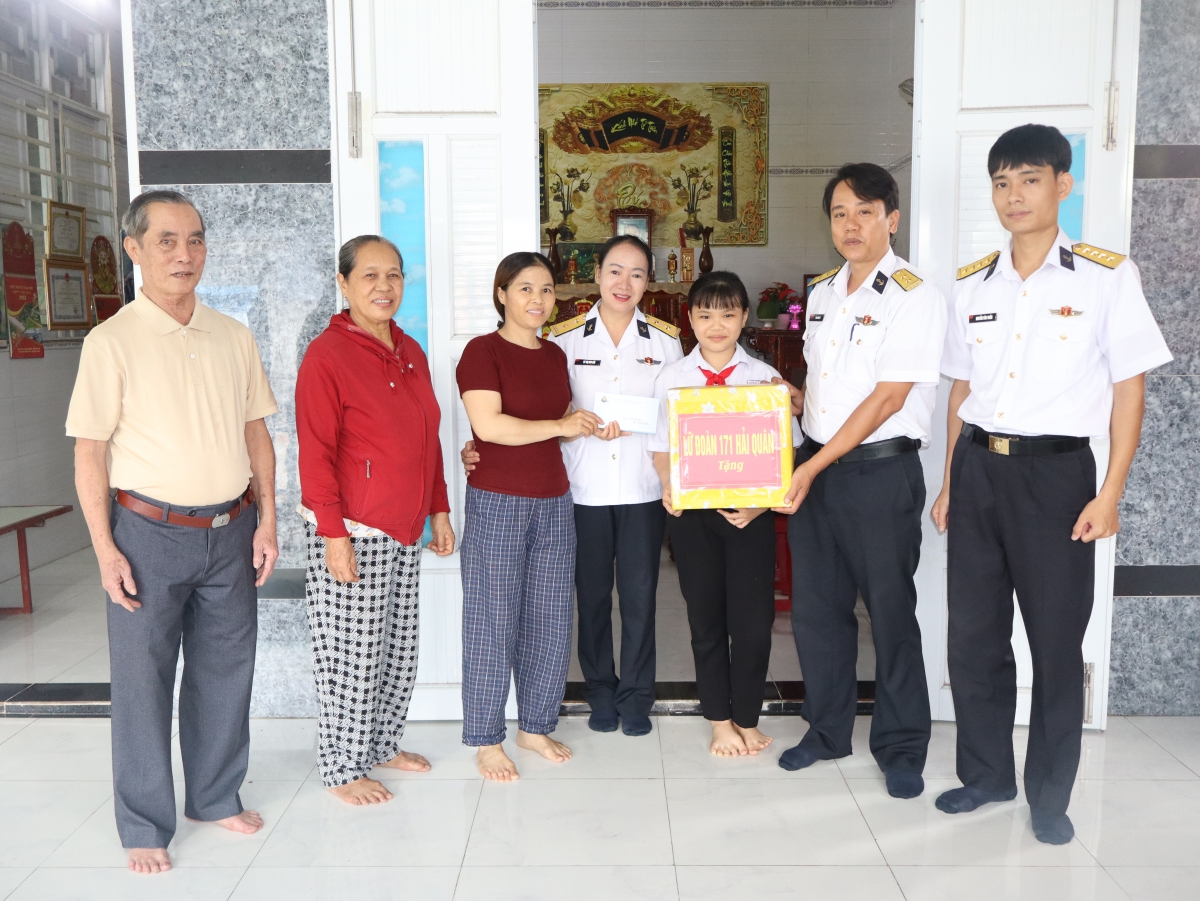 Tặng quà gia đình cháu Thắm