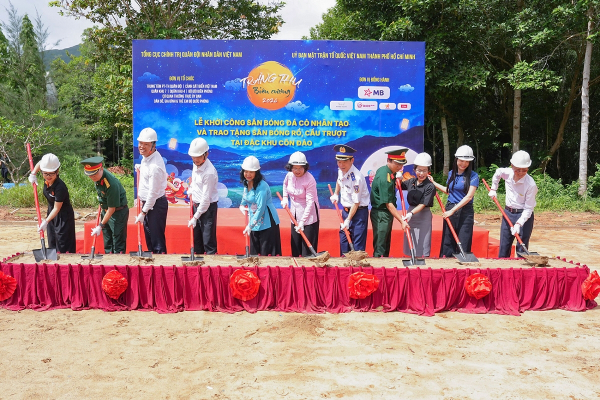 Khởi công sân bóng đá cỏ nhân tạo - công trình mang nghĩa tình đất liền hướng về Côn Đảo