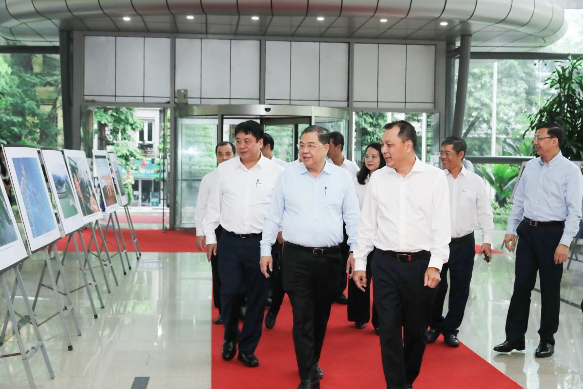 Phó Thủ tướng Thường trực Chính phủ Phạm Gia Túc tham quan triển lãm ảnh về ngành Điện lực Việt Nam tại trụ sở Tập đoàn. Những bức ảnh tái hiện sinh động nỗ lực, sự tận tâm của cán bộ, công nhân viên EVN trong đầu tư xây dựng các công trình điện và bảo đảm cung ứng điện phục vụ phát triển kinh tế - xã hội, đời sống nhân dân. Ảnh EVN