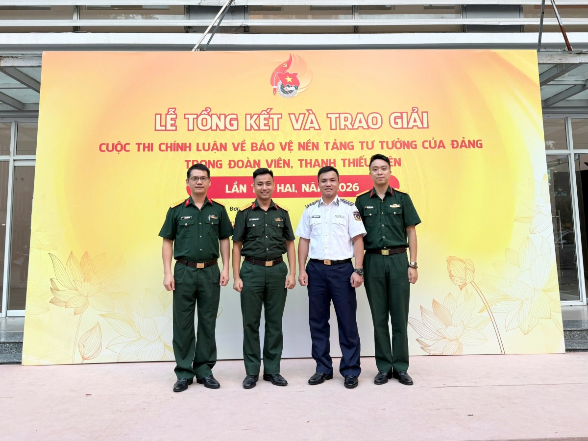 ( Nhóm tác giả đạt giải A  với loạt bài: Bám biển giữa dòng luận điệu “bán biển”)