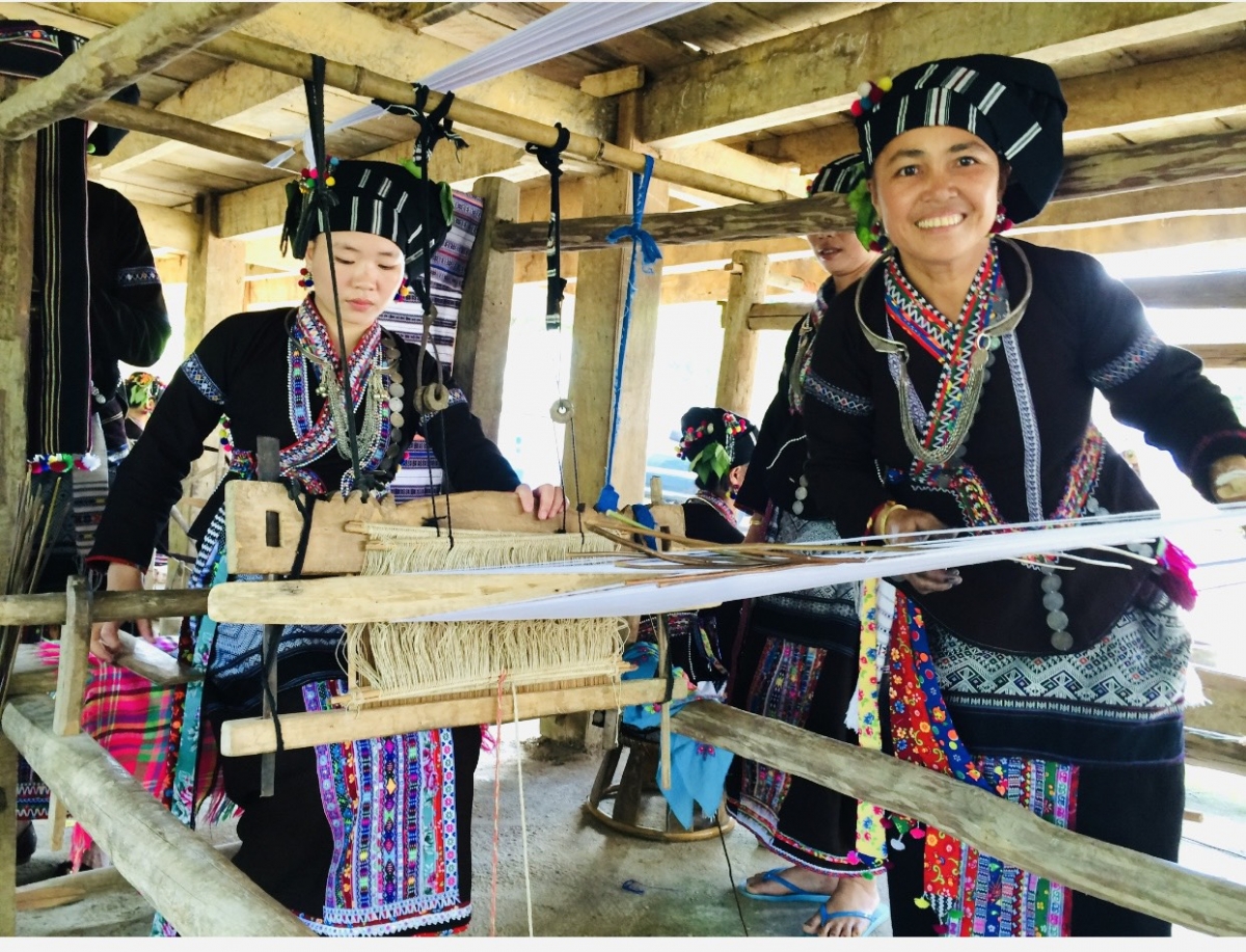 Phụ nữ dân tộc Lự vẫn duy trì nghề dệt vải truyền thống