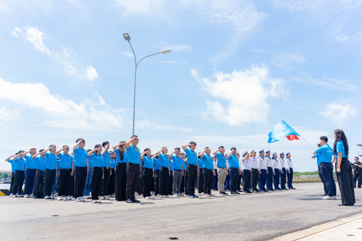 Lễ chào cờ “Tôi yêu Tổ quốc tôi” trước những con tàu hiện đại của Lữ đoàn 167