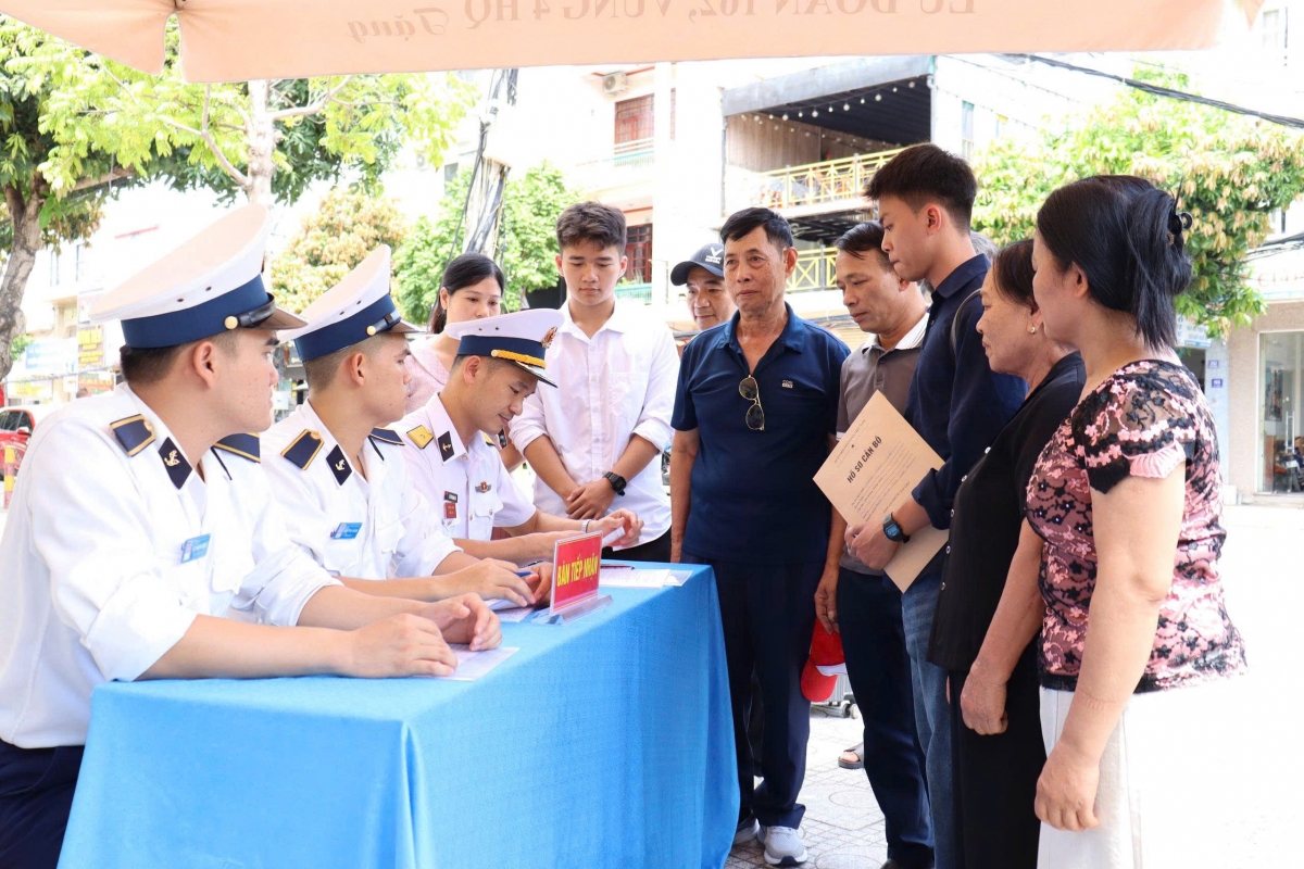 Cán bộ, học viên Học viện Hải quân hướng dẫn học viên nhập học