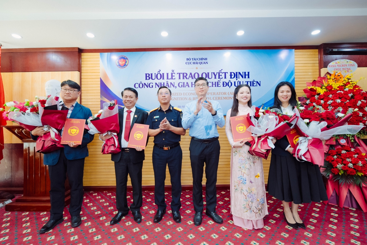 Ông Trần Đức Hùng trao quyết định gia hạn DNƯT cho 4 doanh nghiệp