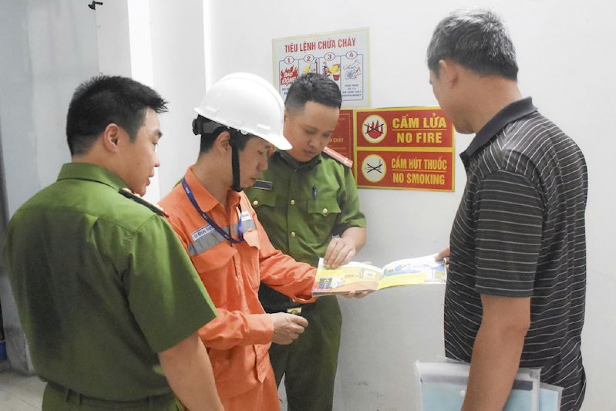 Kết hợp với Công an triển khai giúp người dùng điện an toàn, phòng chống cháy nổ