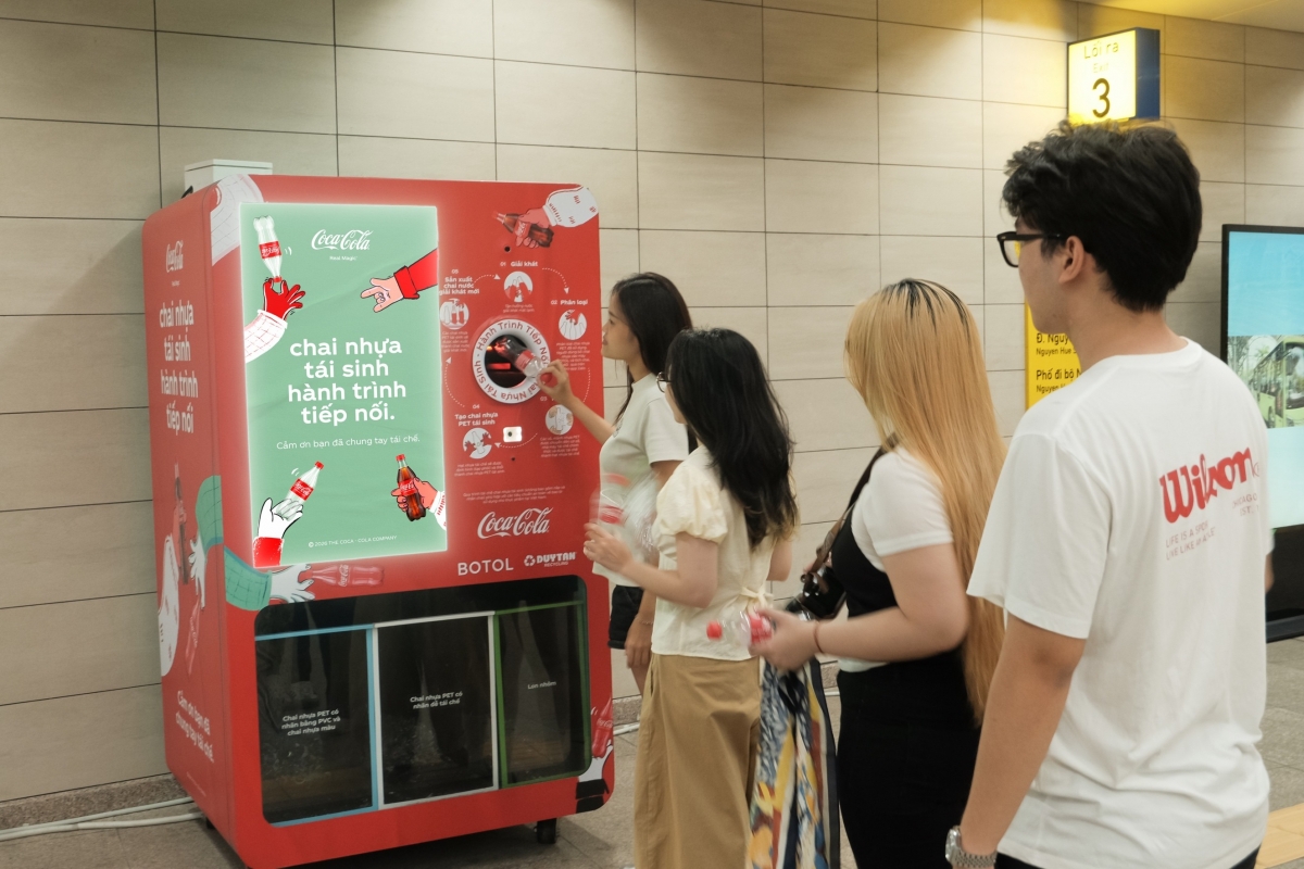 Người dân bỏ vỏ chai vào máy BOTOL đặt tại một nhà ga metro.
