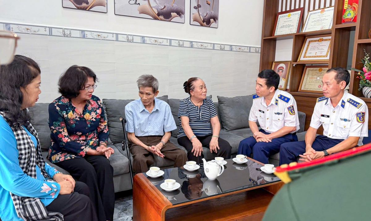Các đại biểu đến thăm, động viên và tặng quà cho cựu tù Côn Đảo.