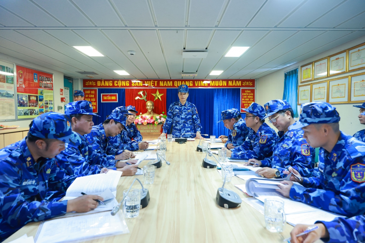 Đoàn công tác tiến hành kiểm tra các tàu thực hiện nhiệm vụ trên biển.