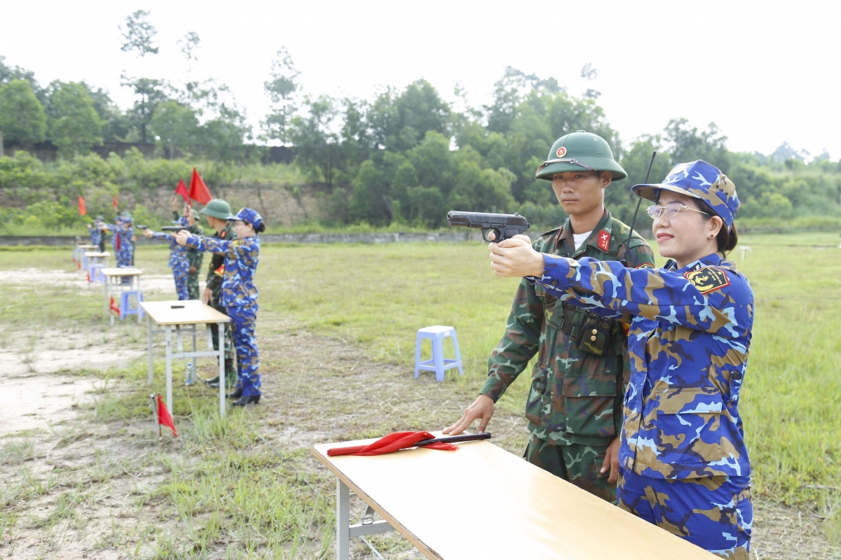 Các sĩ quan thực hiện bài bắn súng K54