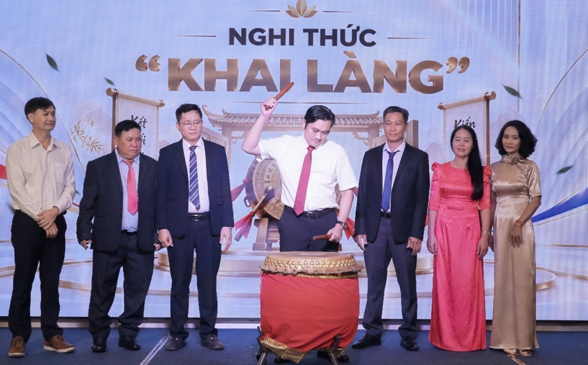 Nghi thức đánh trống “Khai làng” tại lễ ra mắt ứng dụng VBAP – công đồng ngôi làng số. (Ảnh: BTC)