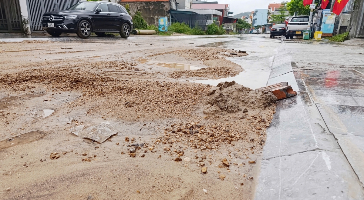 Mưa lớn kéo theo lượng đất đá tràn ra đường EC trên khu vực tổ 10 khu phố Hùng Thắng 4, phường Bãi Cháy.