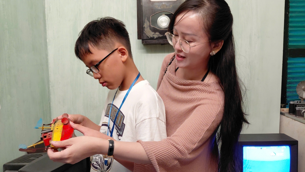 Mẹ con chị Thu Hoài, bé Lam Trọng Nhân say sưa khám phá những món đồ chơi tuổi thơ một thời