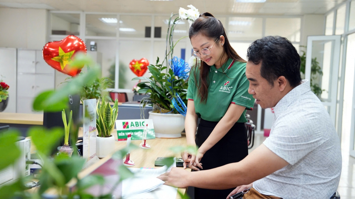 Khách hàng được nhân viên ABIC tư vấn. Ảnh: ABIC