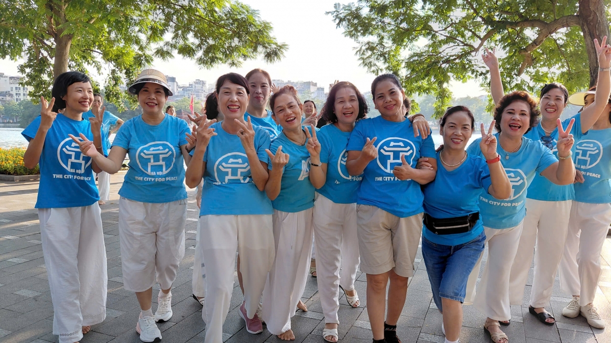 Những gương mặt thân quen trong một buổi sớm bên Hồ Gươm.