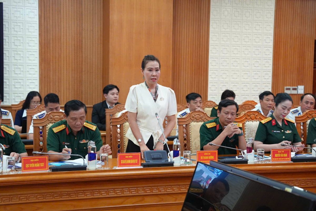 Bà Vũ Thu Hường tham luận tại Hội nghị