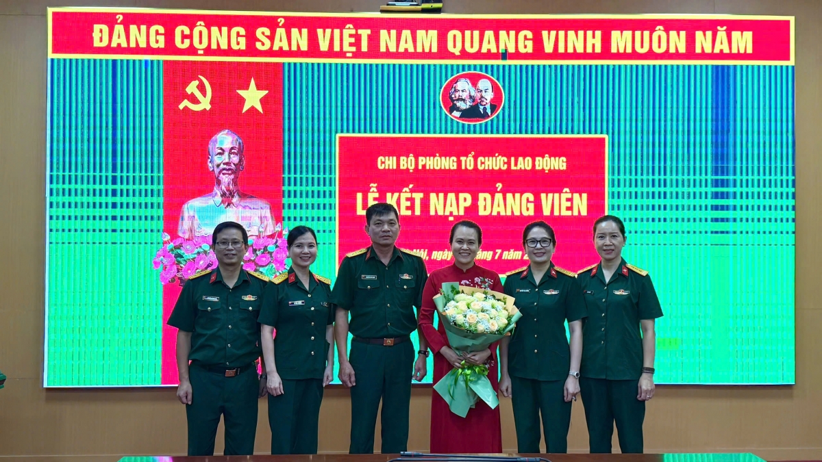 Nhiều cán bộ, hội viên phụ nữ Binh đoàn 11 tiêu biểu đã được kết nạp Đảng