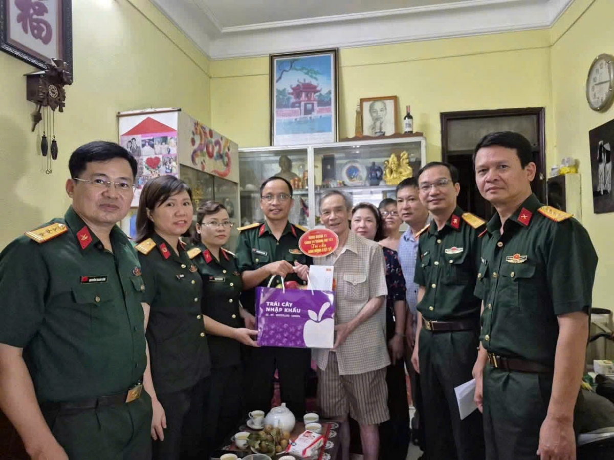Cán bộ, hội viên phụ nữ Binh đoàn 11 phối hợp thăm, tặng quà gia đình chính sách
