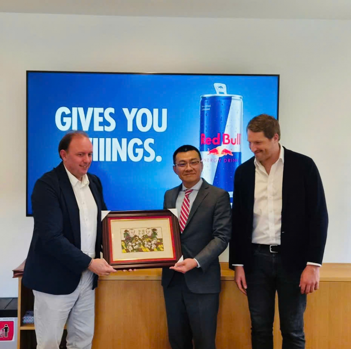 Đại sứ Vũ Lê Thái Hoàng hoan nghênh sự quan tâm ngày càng lớn của Redbull đối với thị trường Việt Nam