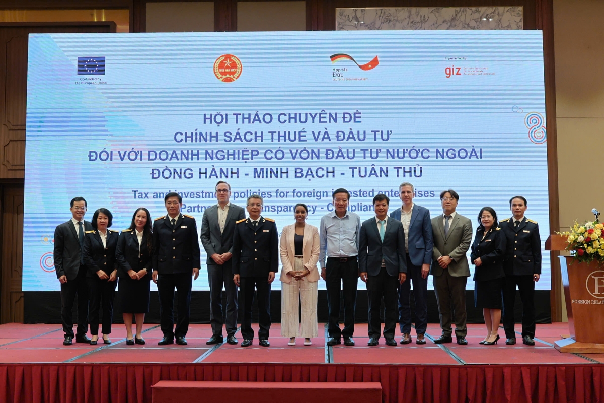 (Lãnh đạo Cục Thuế và các chuyên gia tham gia hội nghị)