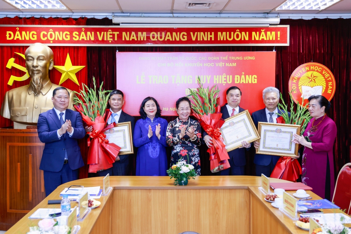 Đảng bộ MTTQ, các đoàn thể Trung ương tổ chức Lễ trao tặng Huy hiệu Đảng đợt 2/9/2026. 