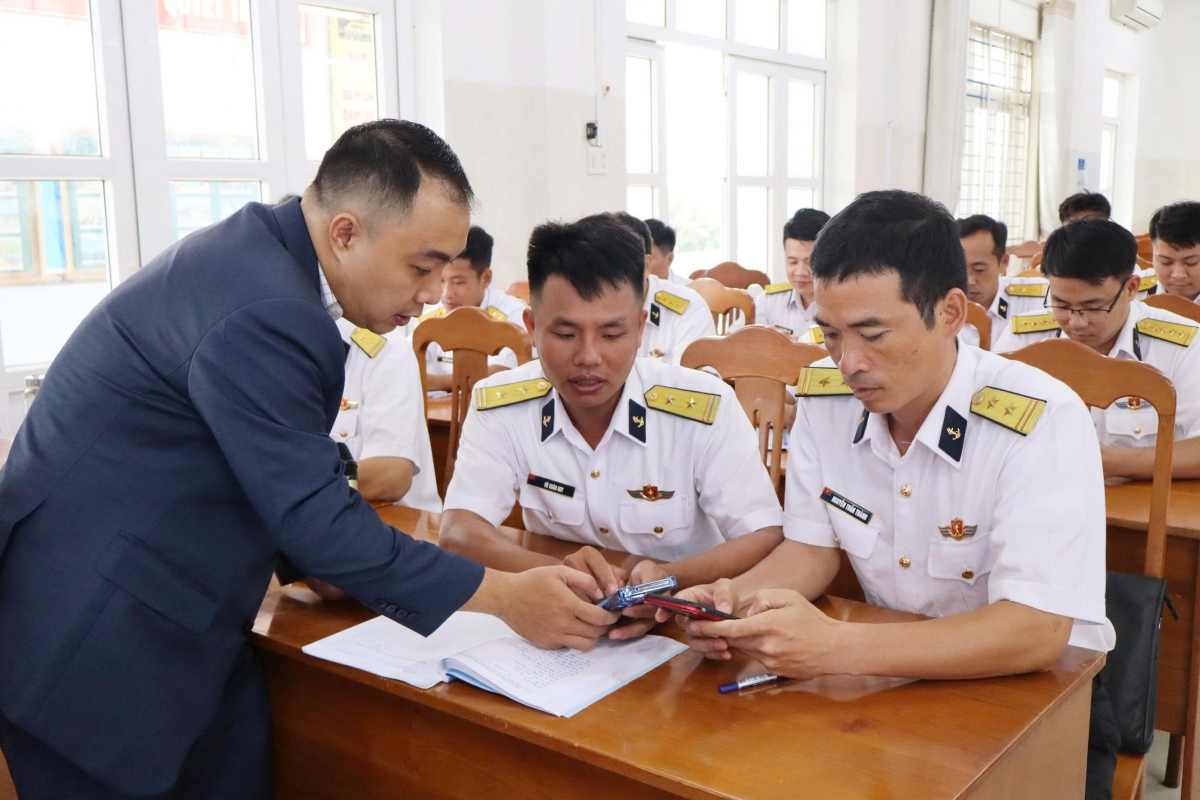  Báo cáo viên hướng dẫn cán bộ sử dụng các công cụ AI trên điện thoại di động