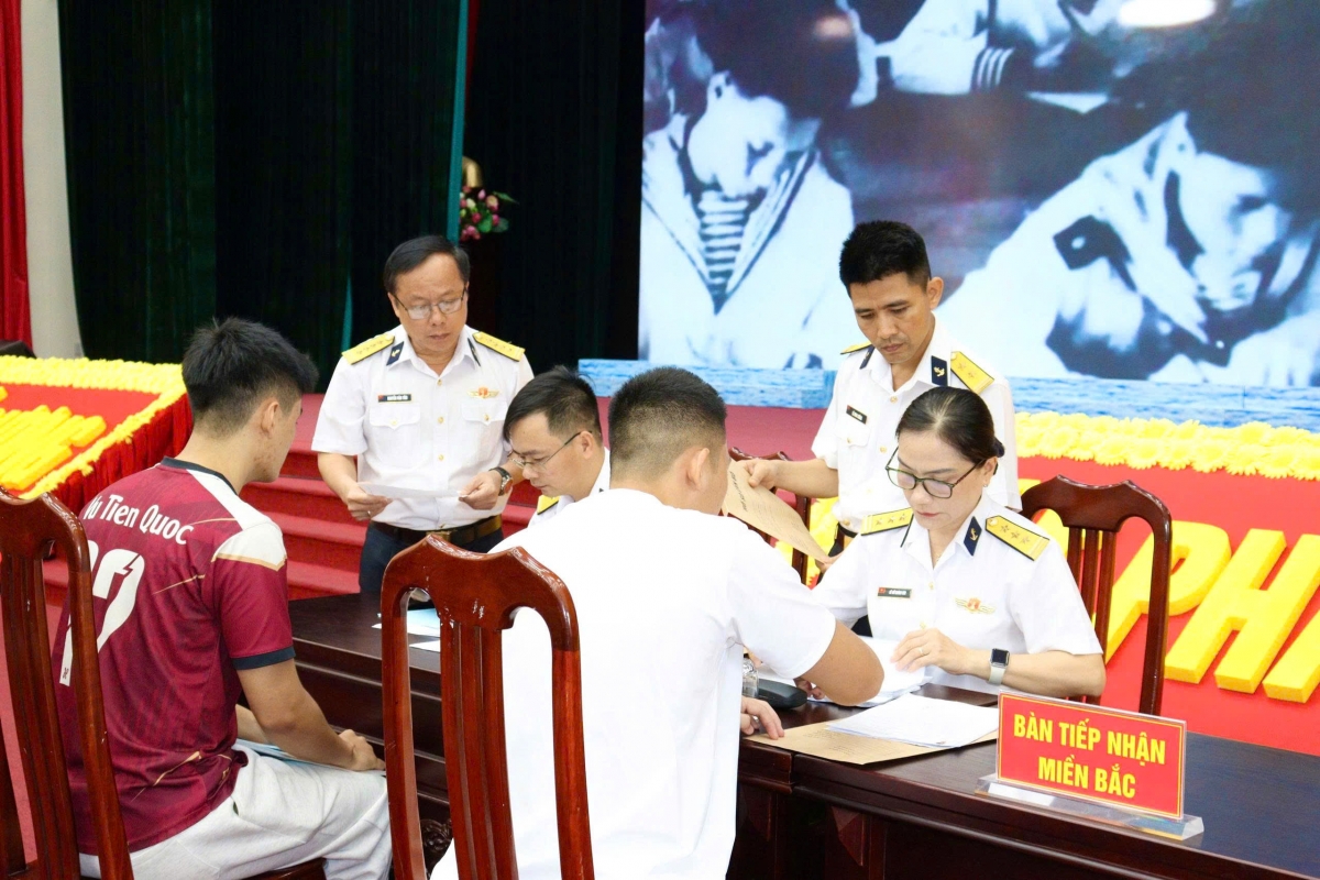 Cán bộ Học viện Hải quân tiếp nhận hồ sơ nhập học