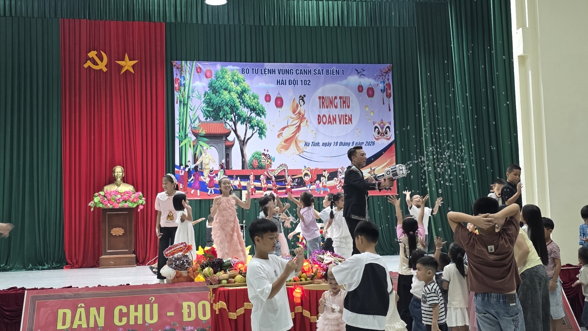 Các cháu thiếu nhi hào hứng tham gia chương trình ảo thuật tại đêm hội “Trung thu đoàn viên” năm 2026