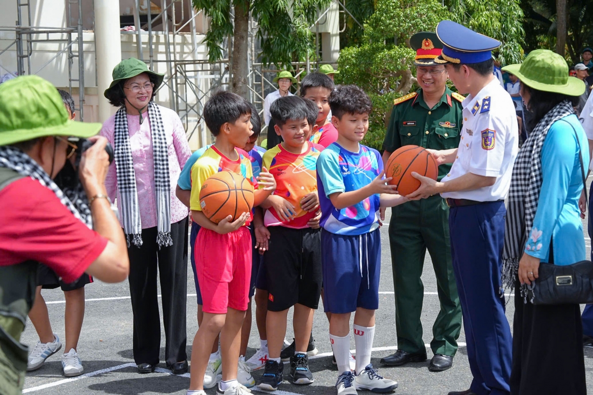 Các đại biểu trao tặng sân bóng rổ và động viên tinh thần các cháu thiếu nhi tại Côn Đảo