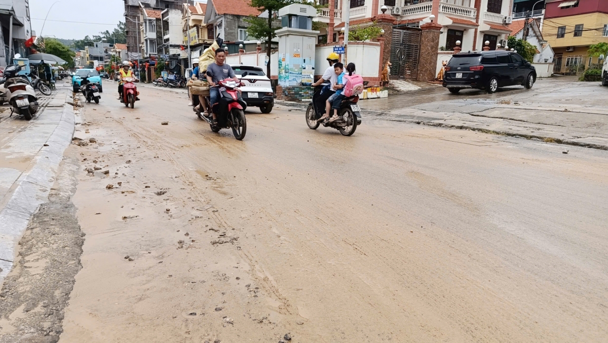 Lượng mưa cả đợt từ 14-16/9 tại Quảng Ninh khoảng 150mm, thường tập trung mưa lớn vào buổi sáng, thời điểm người dân đi làm và học sinh đi học.
