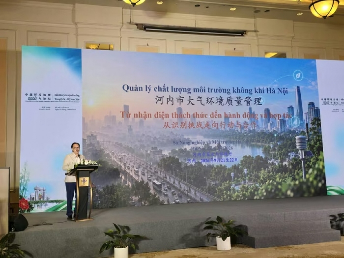 Phó Giám đốc Sở Nông nghiệp và Môi trường Hà Nội Nguyễn Minh Tấn trình bày tham luận “Quản lý chất lượng không khí Hà Nội: Thách thức, các giải pháp đang triển khai và nhu cầu hợp tác”