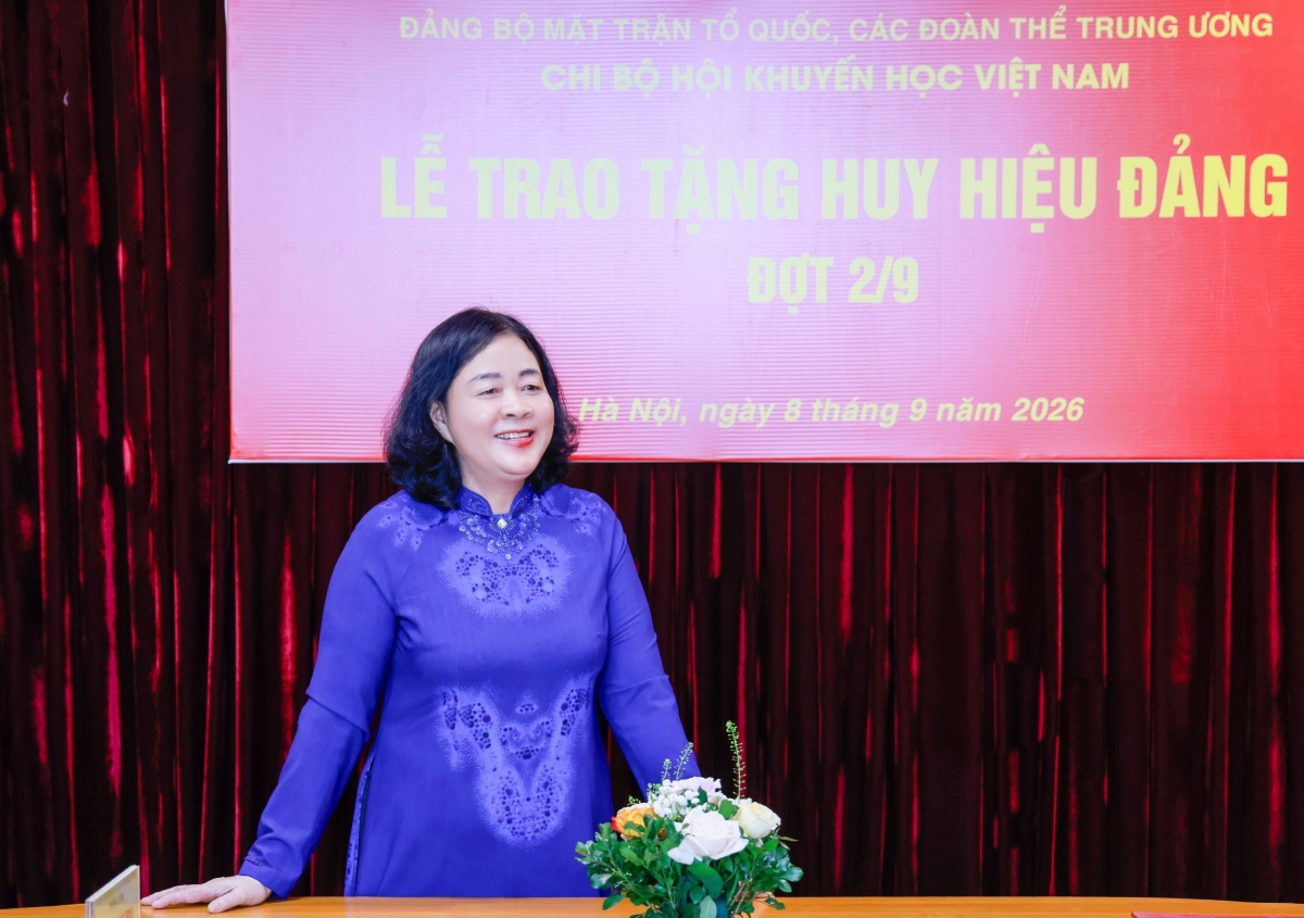 Đồng chí Bùi Thị Minh Hoài, Ủy viên Bộ Chính trị, Bí thư Trung ương Đảng, Bí thư Đảng ủy MTTQ, các đoàn thể Trung ương, Chủ tịch Ủy ban Trung ương MTTQ Việt Nam phát biểu tại buổi lễ