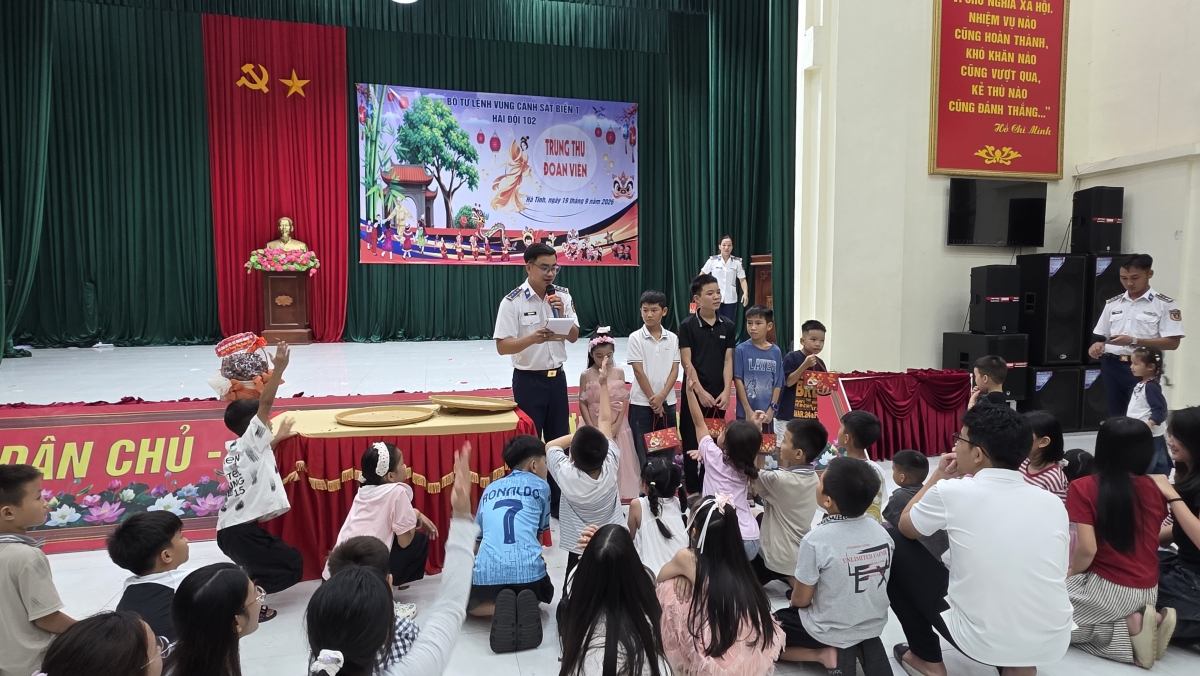 Những trò chơi giao lưu vui nhộn tạo không khí gần gũi, gắn kết giữa cán bộ, chiến sĩ, gia đình và các cháu thiếu nhi