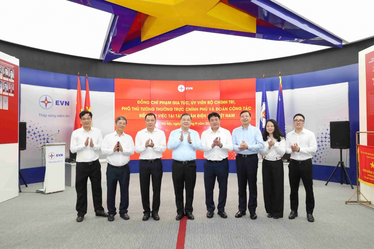 Các đại biểu chụp ảnh lưu niệm tại Nhà truyền thống ngành Điện lực Việt Nam. Ảnh EVN
