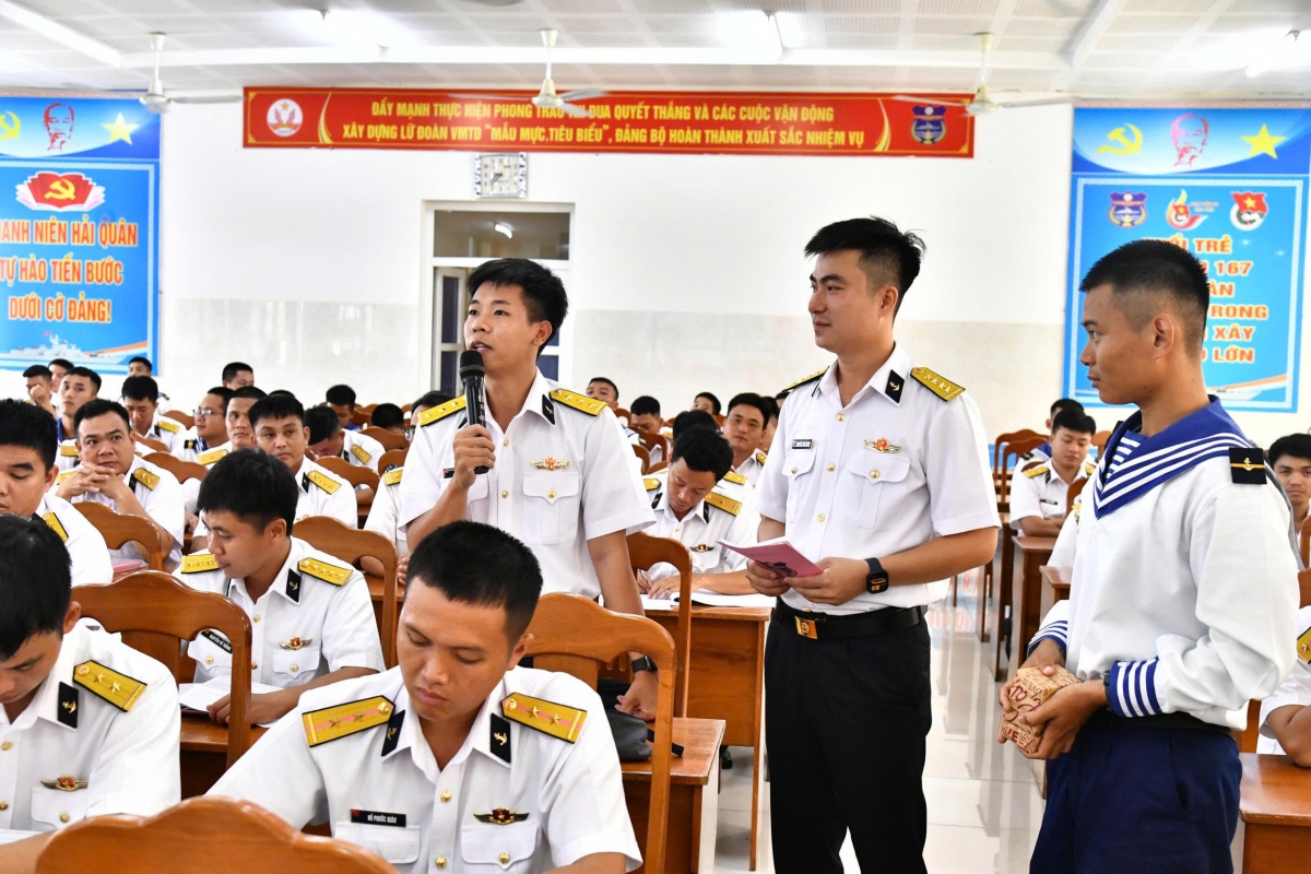 Cán bộ, chiến sĩ tích cực trả lời câu hỏi do báo cáo viên yêu cầu