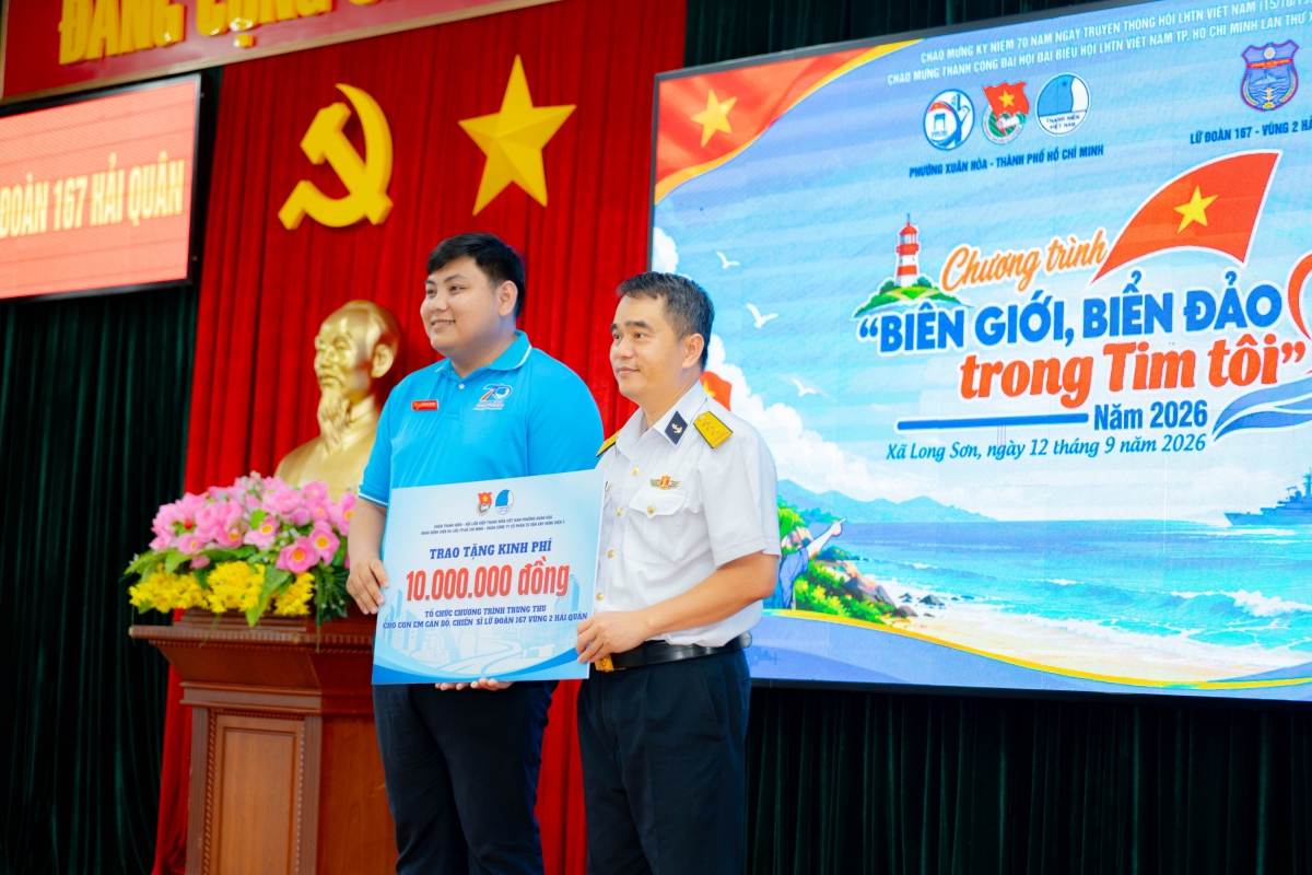 Hội Liên hiệp Thanh niên Việt Nam phường Xuân Hòa trao tặng Lữ đoàn 167