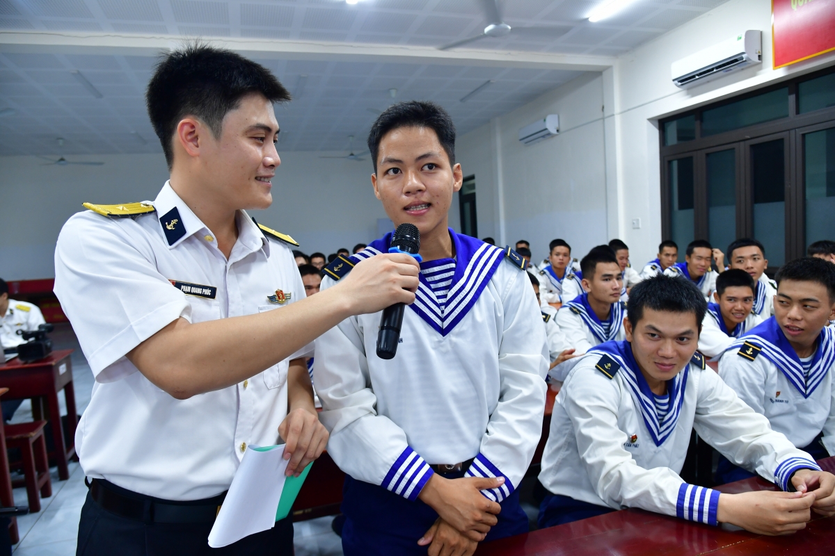 Giao lưu với các đoàn viên thanh niên