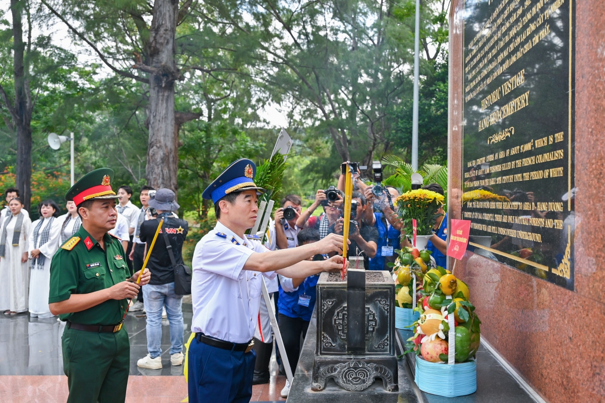Trung tướng Bùi Quốc Oai dâng hương tri ân các anh hùng liệt sĩ.