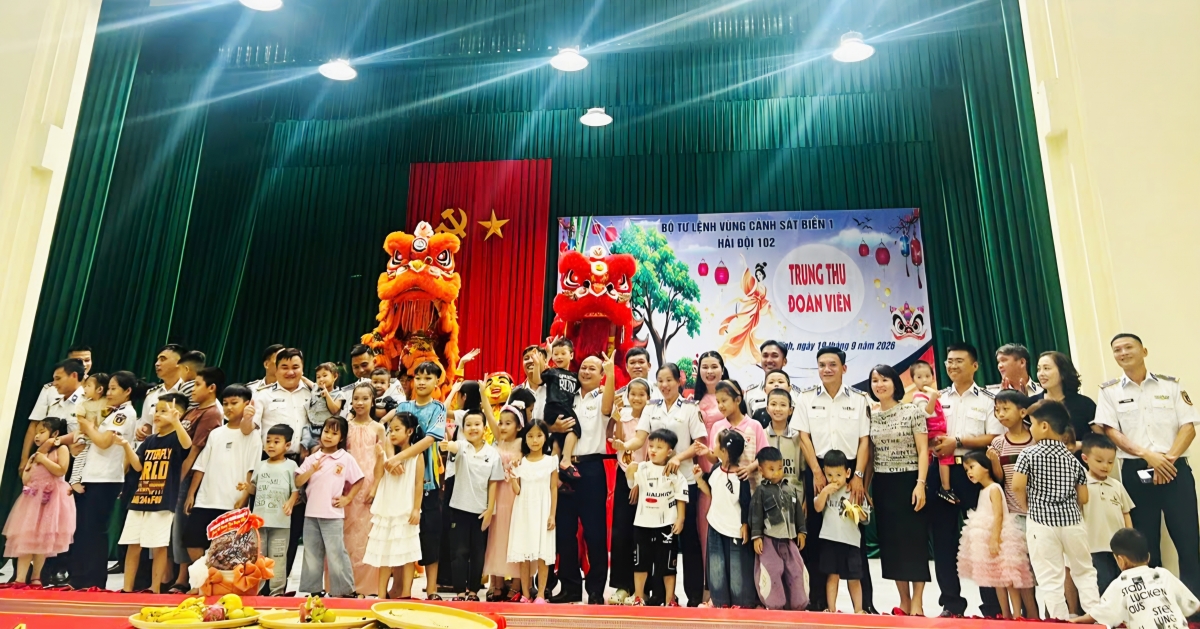 Cán bộ, chiến sĩ Hải đội 102 cùng gia đình và các cháu thiếu nhi lưu lại khoảnh khắc sum vầy tại chương trình “Trung thu đoàn viên” năm 2026