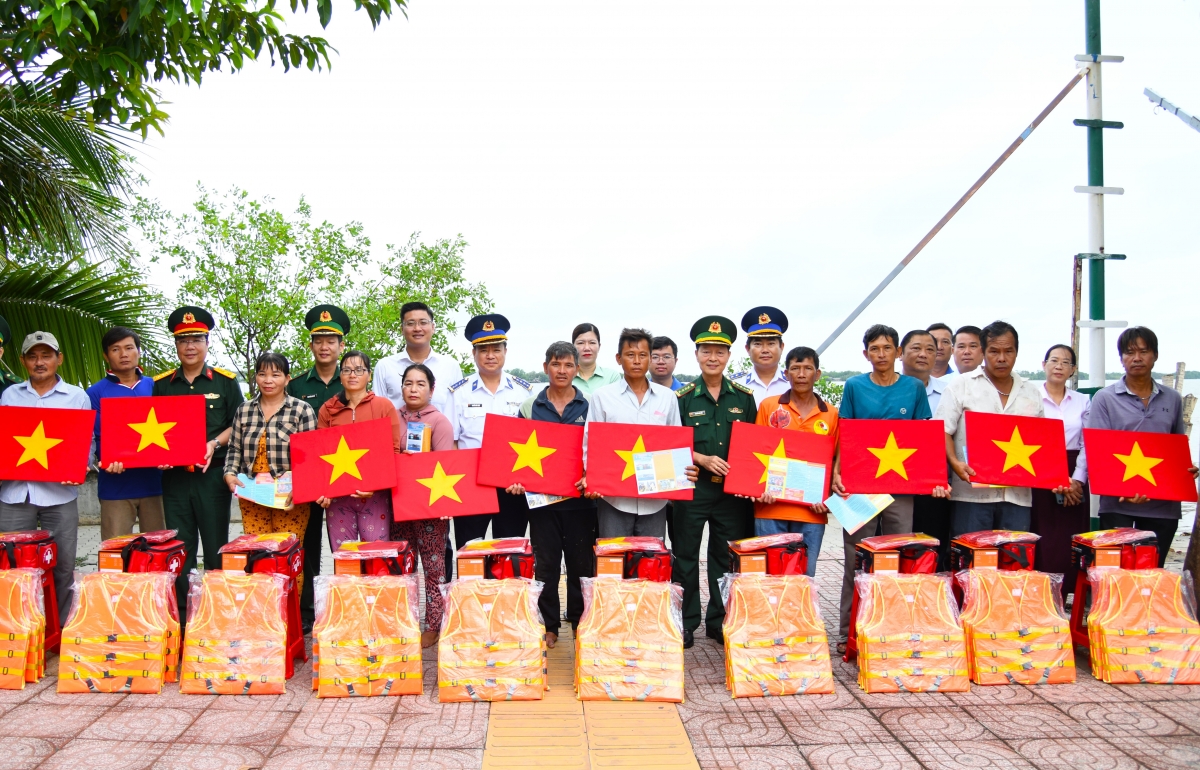 Tuyên truyền và trao quà cho bà con ngư dân tại phà An Thới Đông - Hiệp Phước, TP. Hồ Chí Minh