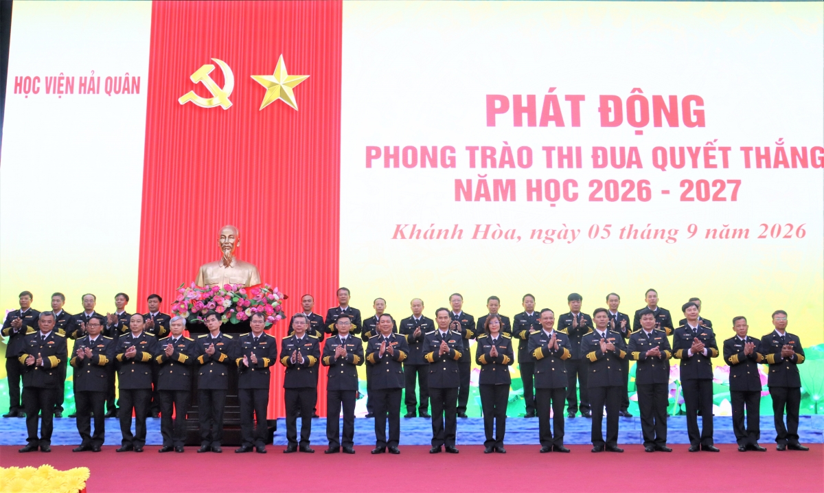 Đại biểu cơ quan, khoa, đơn vị chụp ảnh lưu niệm tại phát động Phong trào thi đua Quyết thắng năm học 2026-2027
