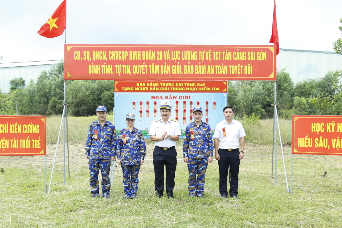 Đại tá Nguyễn Phương Nam, Phó Tư lệnh Binh đoàn 20 chúc mừng các đồng chí bắn giỏi