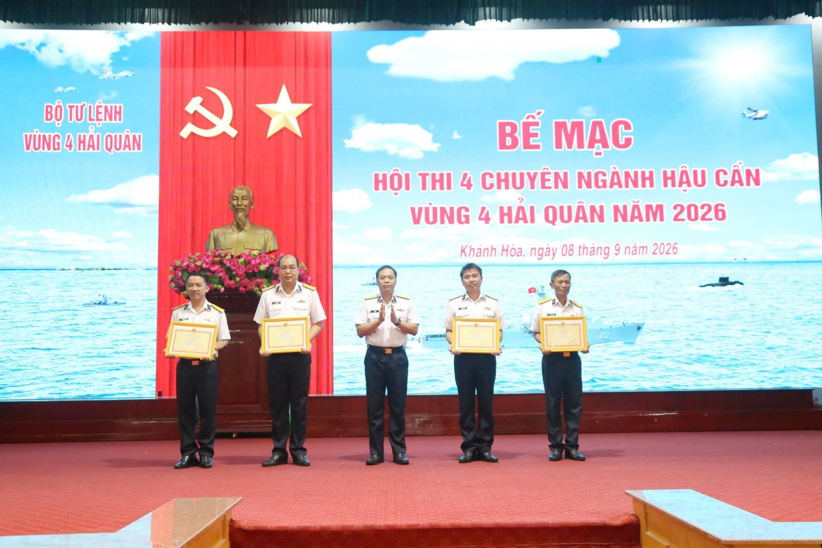 Thủ trưởng BTL Vùng 4 trao Giấy khen cho các đơn vị đạt giải hội thi