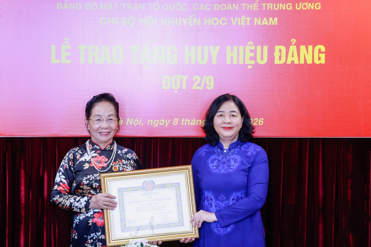 Chủ tịch MTTQ Việt Nam Bùi Thị Minh Hoài trao tặng Huy hiệu 45 tuổi Đảng cho GS.TS Nguyễn Thị Doan