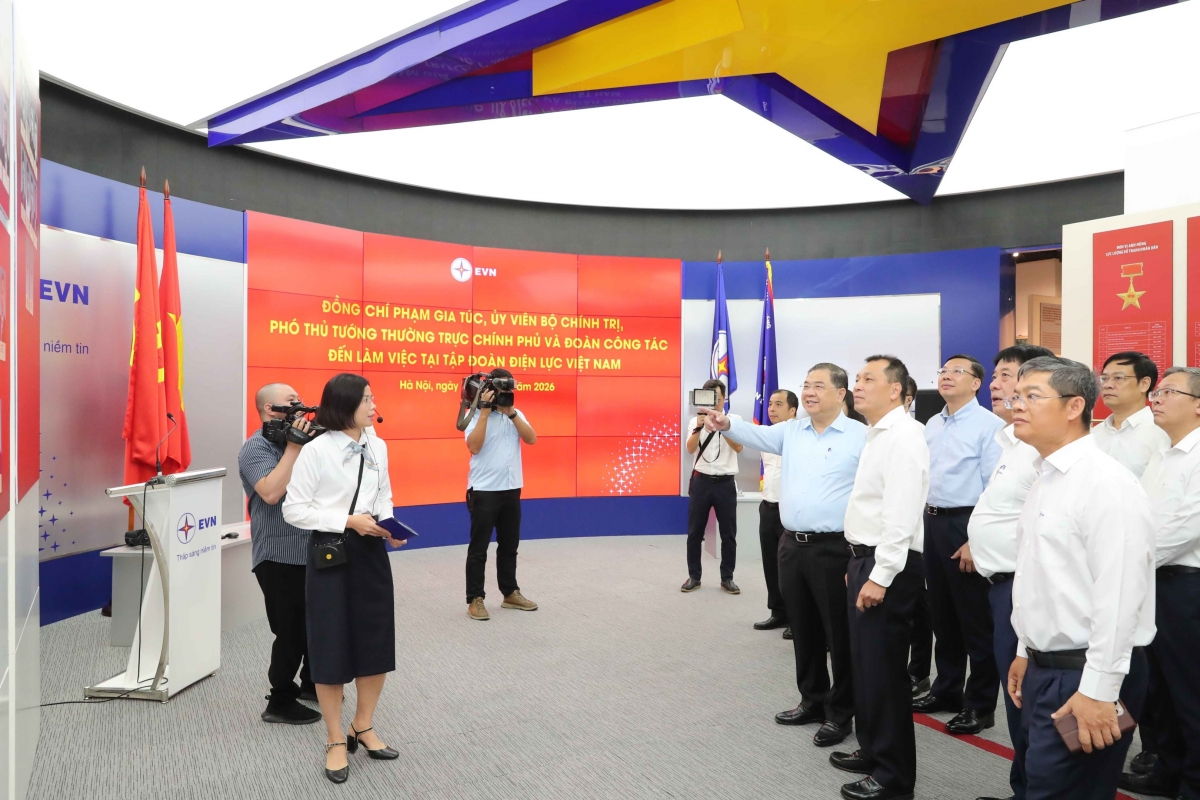 Phó Thủ tướng Thường trực Chính phủ Phạm Gia Túc cùng đoàn công tác Chính phủ đã thăm Nhà truyền thống Ngành Điện lực Việt Nam. Đây là nơi lưu giữ hơn 760 hình ảnh, hiện vật và tài liệu lịch sử qua các giai đoạn phát triển của ngành. Ảnh EVN