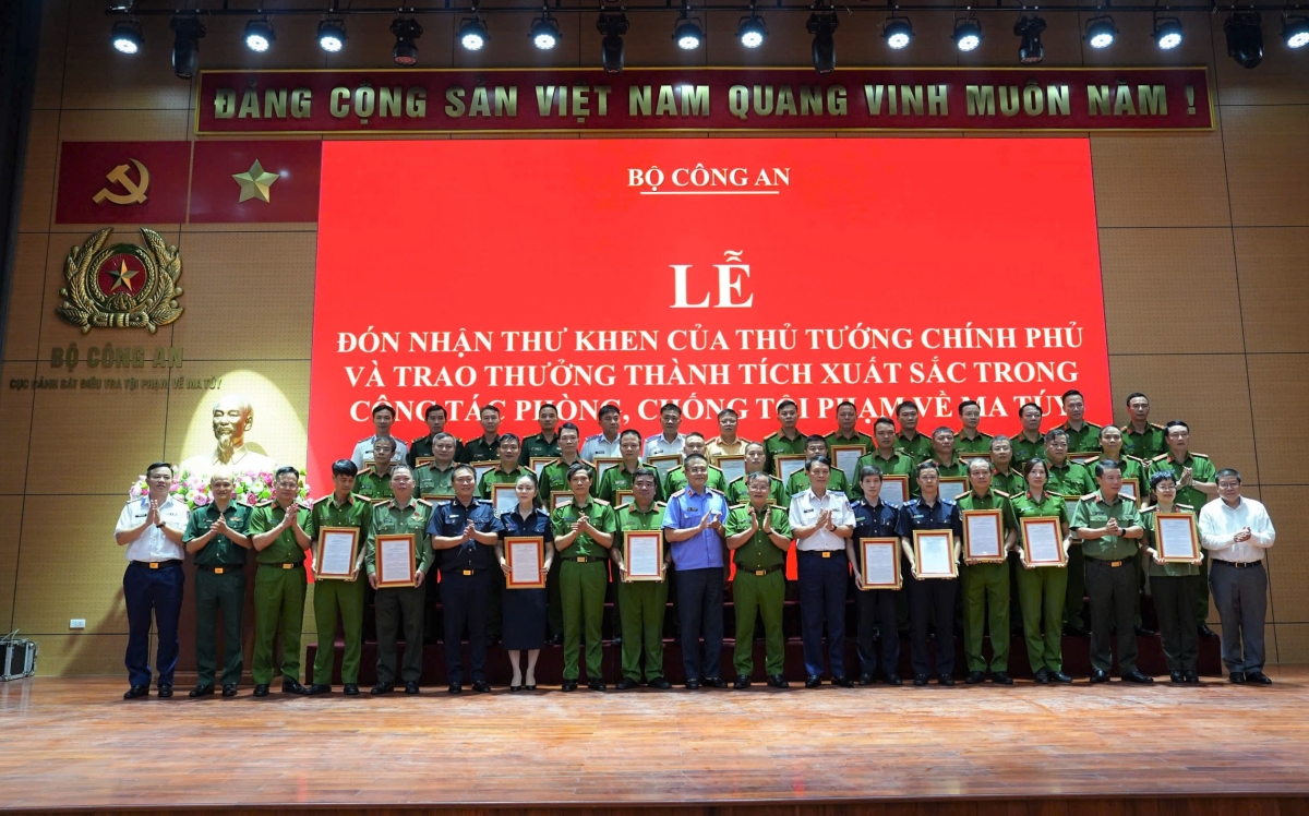 Các đại biểu chụp ảnh lưu niệm với các tập thể và cá nhân được nhận Quyết định khen thưởng.