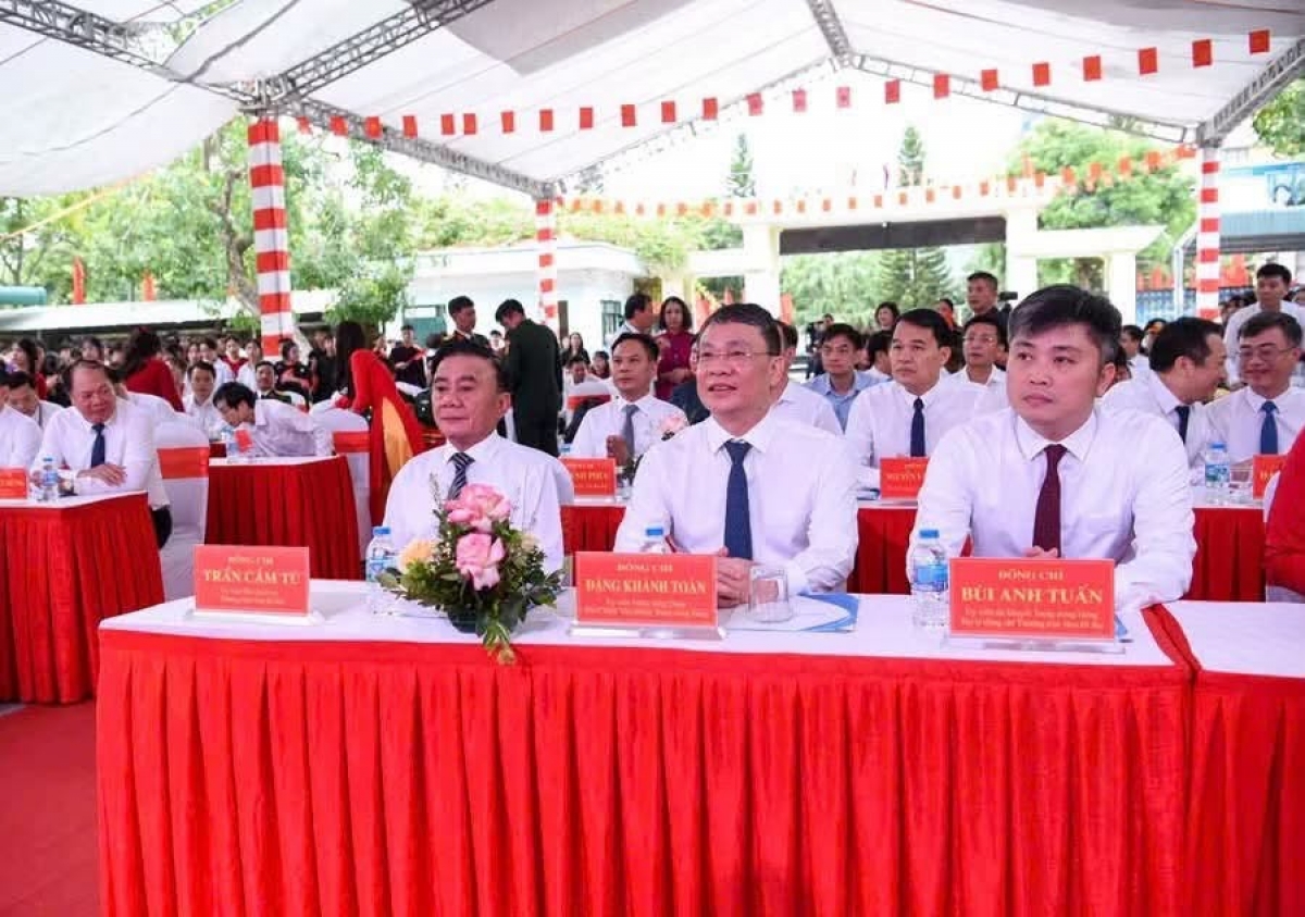Thường trực Ban Bí thư Trần Cẩm Tú cùng các đại biểu dự Lễ khai giảng tại Trường phổ thông Dân tộc nội trú tỉnh Bắc Ninh.