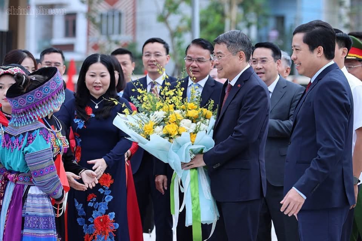 Thủ tướng Chính phủ Lê Minh Hưng dự tại điểm cầu trung tâm Trường Phổ thông nội trú liên cấp Tiểu học và Trung học cơ sở Mường Khương, xã Mường Khương, tỉnh Lào Cai.